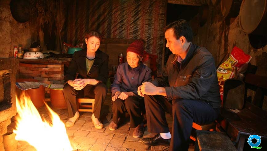 山里的夜格外冷,晚饭后多日不见的一家人围坐在火堆旁拉起了家常。然而这样的团聚并不是经常的。由于镇政府离家较远,工作又忙,吴朝义一般只有周末才骑着摩托车回家,妻子农闲时常在外打工,一家人聚少离多。父亲早年去世,身有残疾70多岁的老母亲唯一的希望就是让儿子给办个低保,缓解家庭困难。但母亲并不符合办理低保的条件,所以每次母亲唠叨,吴朝义都只能不吭声,他用沉默坚持着自己的原则。因为实际条件限制和工作繁忙,吴朝义很少能照顾上儿子学习,最终儿子高考成绩并不理想,读完高职一直在外打工。为此吴朝义内心一直觉得亏欠儿子的太多。