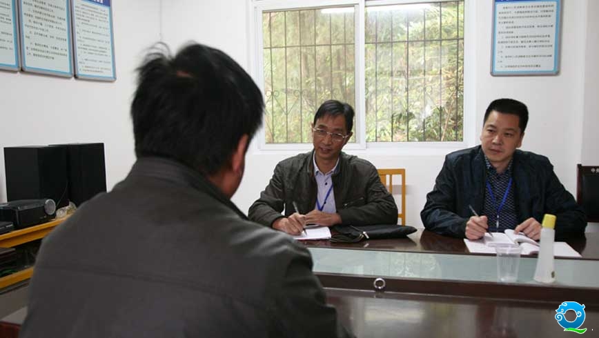 中午,吴朝义骑着他的摩托车赶到了卓笔村,对群众反映的问题进行调查取证。山区农村,晴天和白天老百姓大部分要出门打工或干活,只有雨天和晚上调查取证才不跑空路。去年六月,为调查上级批转要结果的信访件,天下着大雨,吴朝义到卓笔村先冒雨徒步上东山,找到了四位调查对象,调查完已是下午两点多,饿着肚子,下到山底又爬到西山,又调查了三个对象已是下午五点多了,忍着饥饿往山下赶,路边树枝的露水把衣服打湿又暖干,暖干又打湿、一天查找并调查了七个调查对象,记调查笔记30多页。在查办案工作中,吴朝义总是做到严肃认真、有案必查。