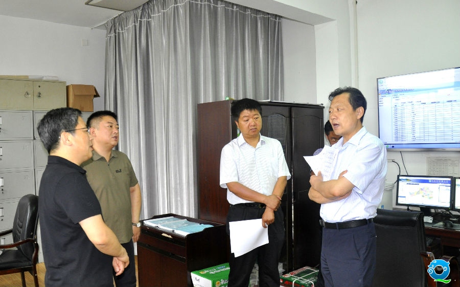 康杰到宁强检查防汛工作。图为康杰在县防汛办同宁强县委书记陈剑彬、纪委书记龚新伟等交谈.jpg