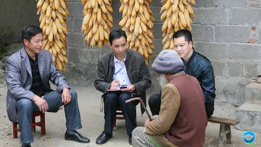 收完玉米,吴朝义先后走访了几个信访户,专程回复了他们提出的问题。做信访工作,吴朝义对群众来访,满腔热情的接待,一杯清茶,一张笑脸,对反映的问题,认真对待并做好记录,及时调查、回复,化解矛盾。