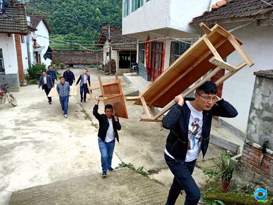 图4:帮扶干部和“四支队伍”共同帮助易地搬迁贫困户乔迁新居_副本.jpg