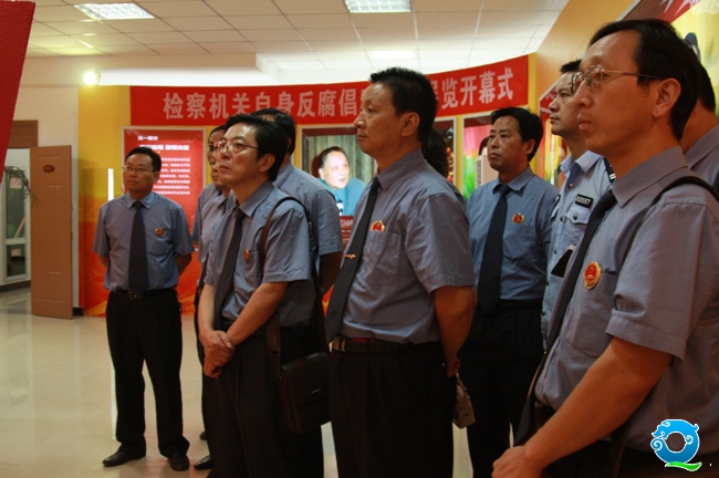 南郑县检察院干警参观检察机关自身反腐败成果展.jpg