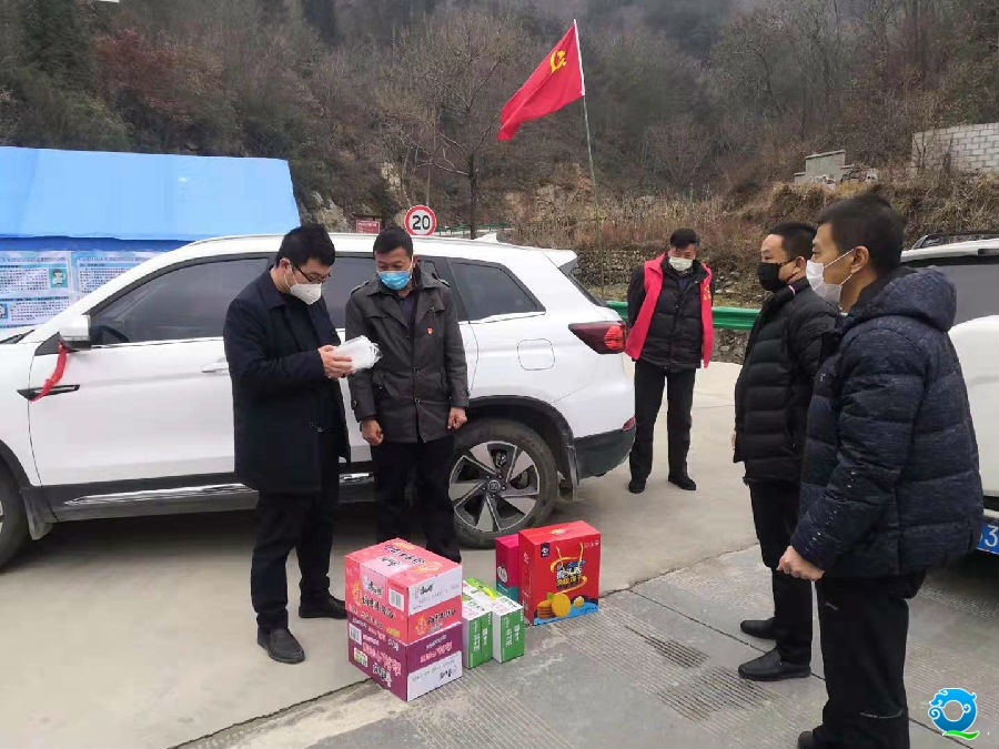 2月6日,佛坪县纪委副书记、监委副主任张钊带队到袁家庄街道办、西岔河镇、石墩河镇检查新型冠状病毒感染的肺炎疫情防控工作,看望慰问奋战在一线的工作人员。.jpg