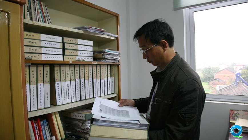吴朝义骑车再回到办公室已经下午六点多了,他梳理着一天的工作,将有关材料整理归档。几十年的工作中,吴朝义从没向组织提过任何条件,无论是信访调查、还是查办案,不论路再远,坡再险、都是骑上自己的摩托车带上纪委其他成员,从没向单位报过一分钱的摩托车油钱。在乡镇,纪检监察业务工作就他一个人,上级单位下达的任何业务,上报资料报表,以及下面工作的开展,全落在他一个人肩上。由于新近才配备了电脑,再加上操作不熟练,长久以来所有的方案、意见、总结会议记录等一切文档资料都是要他一人手工撰写。