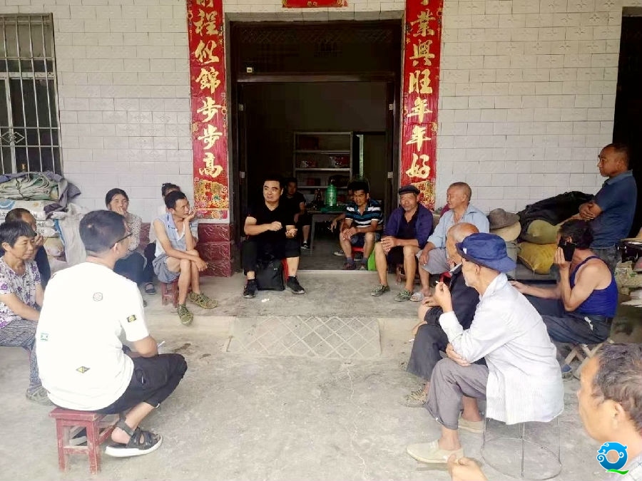 图2:帮扶干部在包扶村组织召开院坝会,向群众宣讲政策,倾听群众心声。_副本.jpg