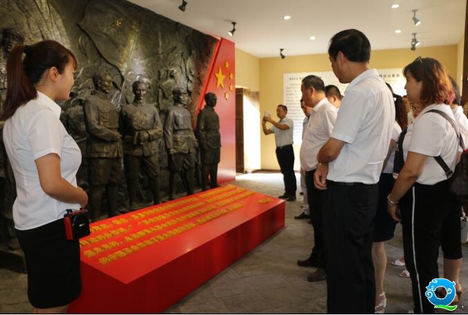 参观纪念馆现场