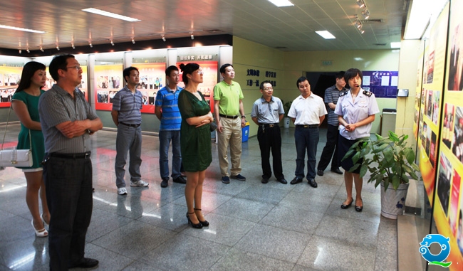 1市食药监局一行参观一楼地税文化展厅.JPG
