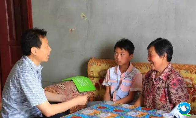 市委常委、市纪委书记(左一)在汉源街道办二道河村包扶贫困户王明秀家走访.jpg