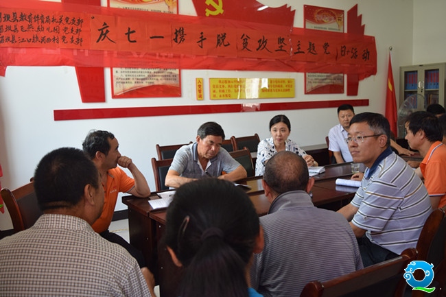 与贫困户交谈_副本.jpg