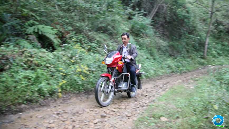 早晨,吴朝义骑摩托前往他负责包抓的咸河村。而这已经是他包抓的第二个村子了。1992年起吴朝义就负责包抓陡垭村,这是全镇最偏远的村,出门全是山。全村97户324口人散居在大小45个山峁上下。吴朝义包抓陡垭一包就是19年,19年里他骑烂了3辆摩托车,磨破了无数双鞋,每周两、三趟,一个来回十几公里,行程少说也有十万多公里。