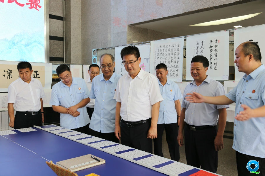 市委书记王建军参观中院廉政书画展