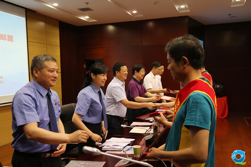 给“预防邮路”志愿者代表颁发了聘书