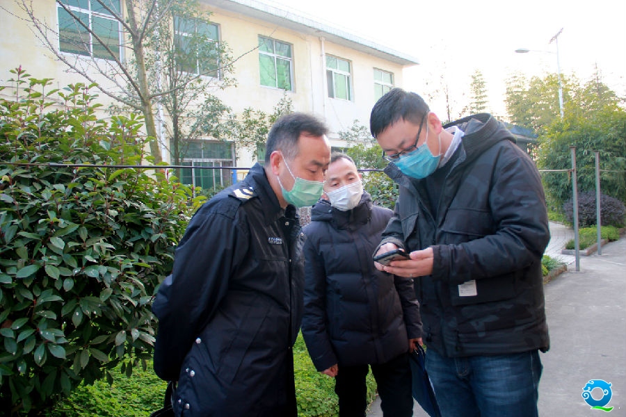 图3:2月2日,县纪委第六监督检查组在老道寺镇检查村、(社区)联防联控、信息排查及武汉返勉重点人员居家留观等防控责任落实情况。.JPG