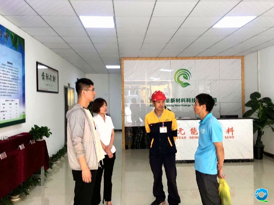 图3:帮扶干部主动为贫困户联系就业岗位,增加收入,确保如期脱贫。_副本.jpg