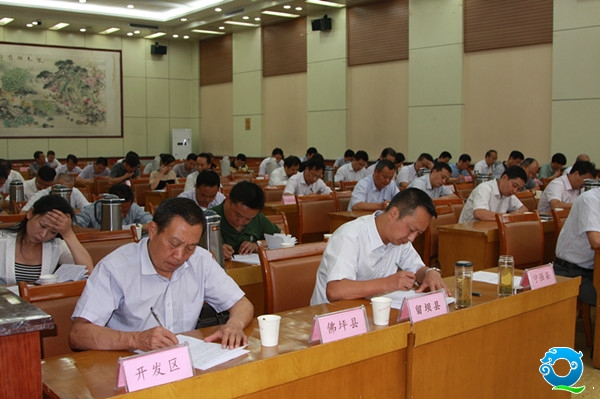 市纪委对县区纪委书记、监察局长、市直部门纪检组长进行“两个责任”知识测试_副本.jpg