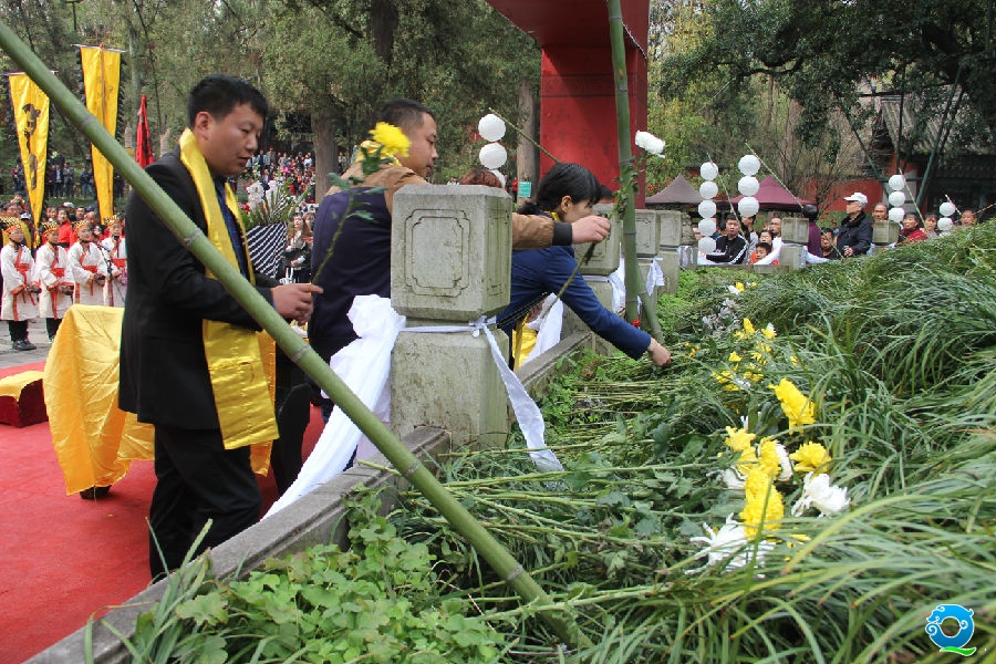 游客向诸葛武侯墓敬献鲜花