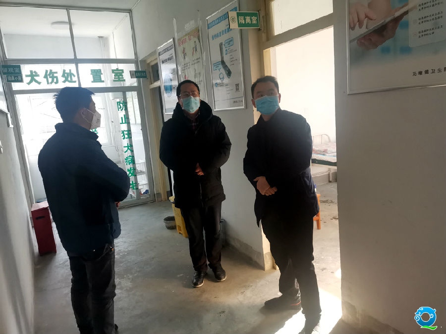 图1:1月30日,县委常委、纪委书记崔皓亮到元墩镇督导检查疫情防控工作,实地察看镇卫生院发热门诊及隔离室设置、接诊情况。.jpg