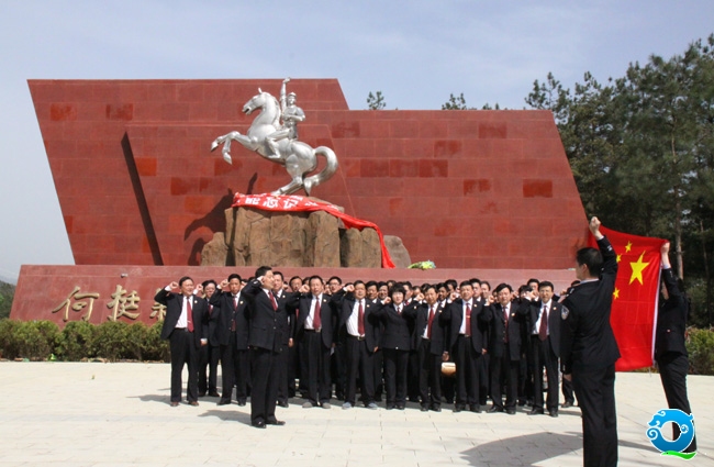 2011年7月1日南郑县检察院干警在何挺颖烈士纪念碑前宣誓.jpg